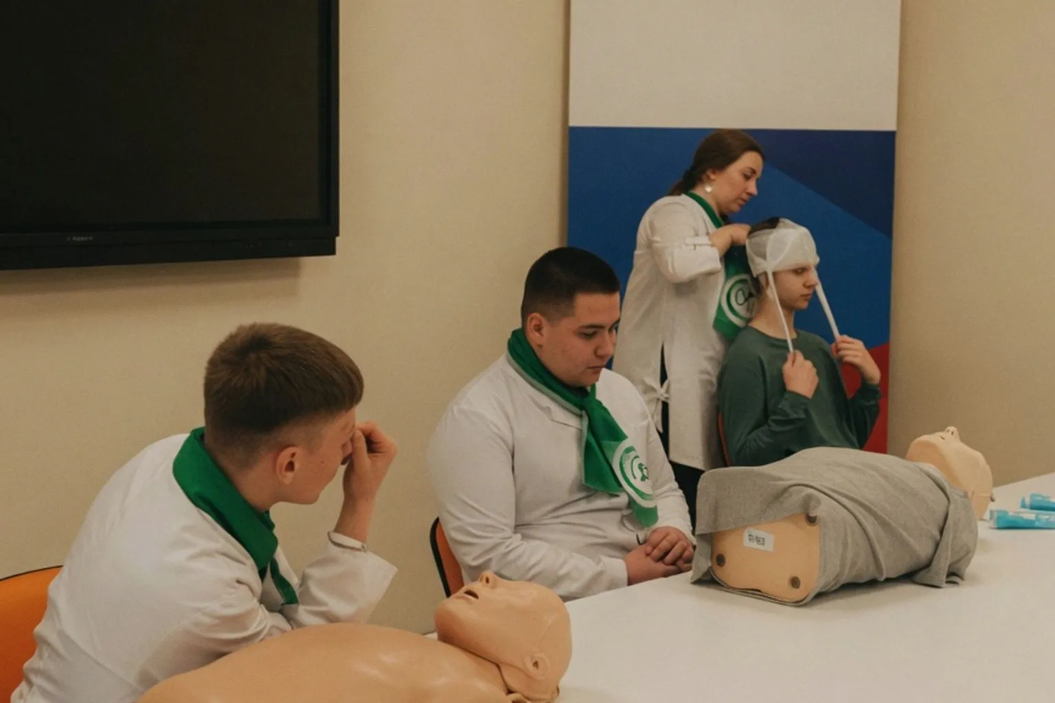 Профориентация в медицине: как школьники Каменска-Уральского осваивали навыки первой помощи